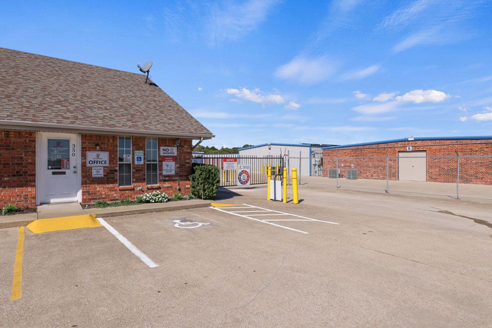 FreeUp Storage Terrell Farm to Market - Storefront